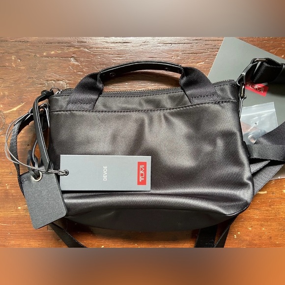 Tumi Hazel Crossbody Devoe Collection in Black with Gunmetal Hardware - Picture 4 of 11